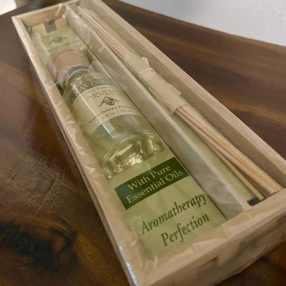 REED DIFFUSER- Lavender Oil. Includes 1.8 oz. glass vessel with 5 natural reeds. - Picture 2 of 6